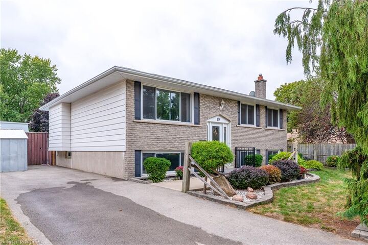 Property Photo: 19 Melbourne Crescent ON N3S 7G2