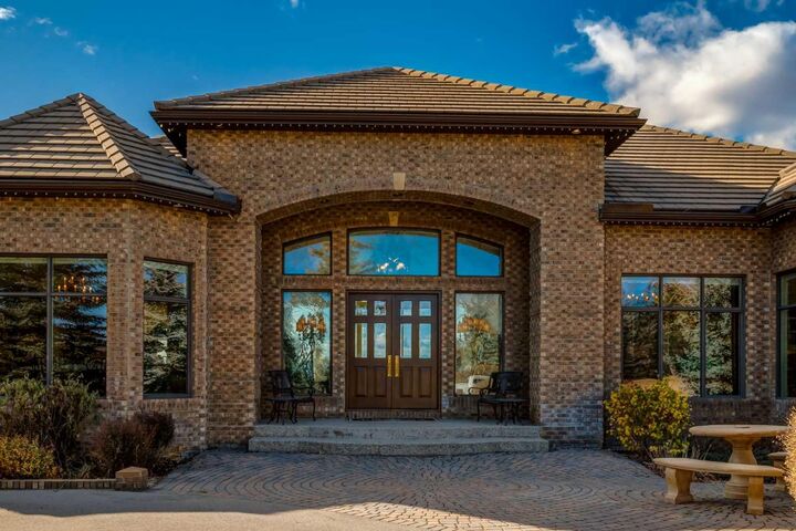 Property Photo:  31 Pinnacle Ridge Drive SW  AB T3Z 3N7 