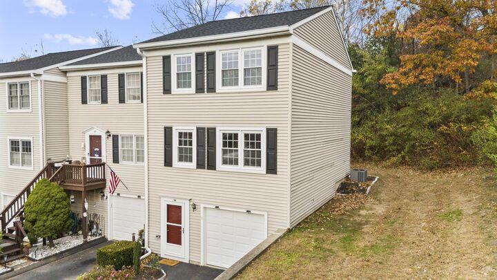 Property Photo:  26 Summit Commons 26  CT 06418 