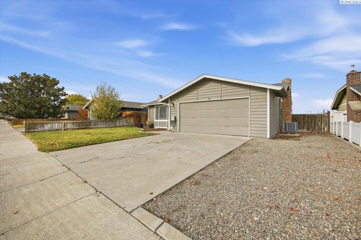 Property Photo: 118 S 23rd Place WA 99337