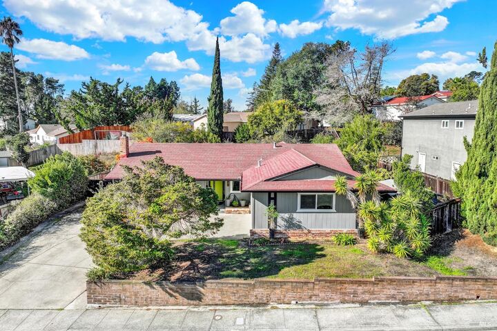 Property Photo: 221 Parkview Terrace CA 94589
