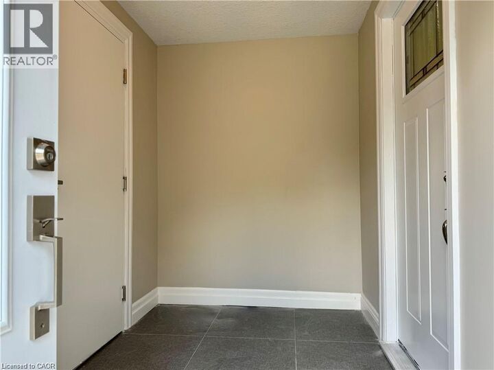 Photo de la propriété: 300 Sims Estate Drive 2 ON N2A 4L5