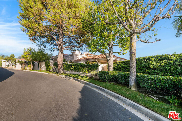 Property Photo:  1136 Calle Vista Dr  CA 90210 