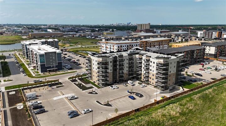 Property Photo:  635 Ballantrae Drive  MB R3T 6K4 