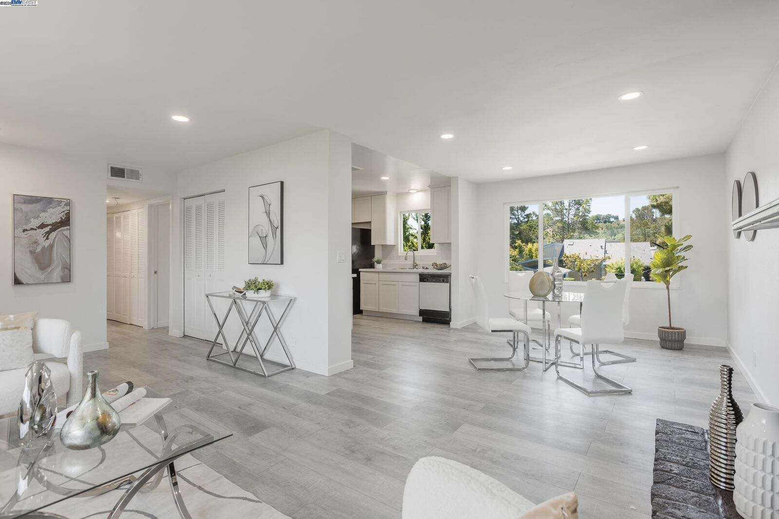 Property Photo:  1965 Ascot Dr 6  CA 94556 