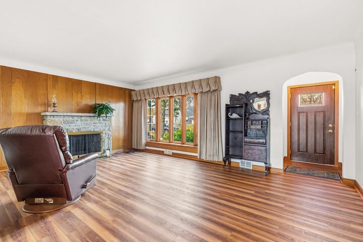 Property Photo: 1676 Arlington Avenue E MN 55106