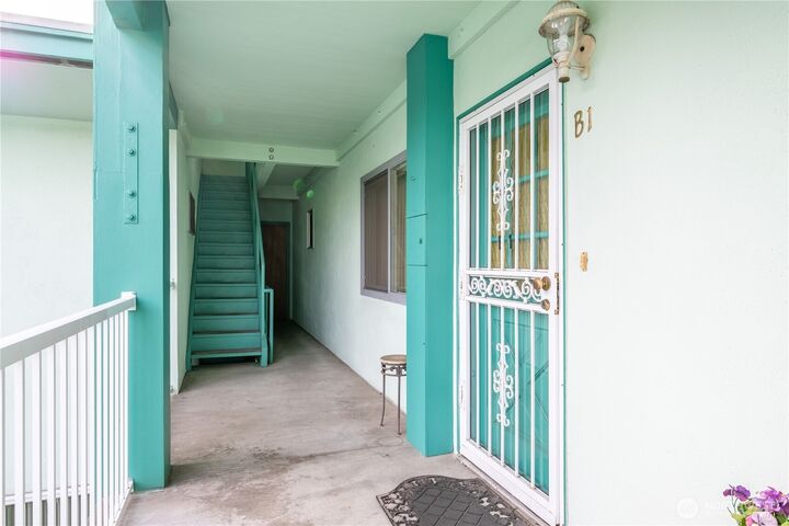 Property Photo:  1408  20th Avenue B-1  WA 98632 