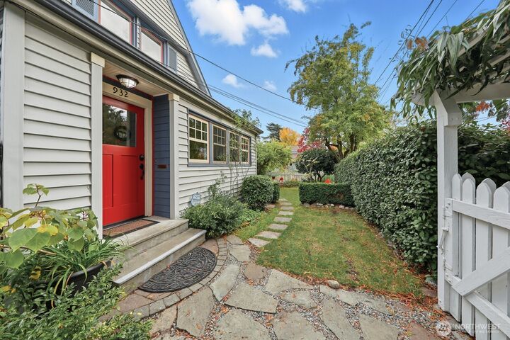Property Photo: 932 N 70th Street WA 98103