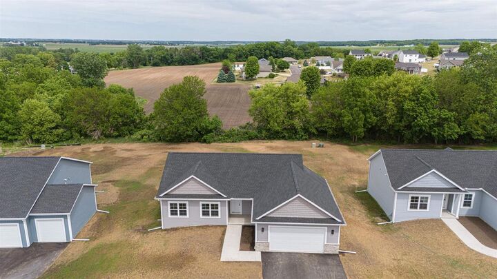 Property Photo:  504 Ridge Court  WI 53576 