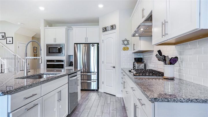 Property Photo:  8605 Patron Ln  FL 33467 