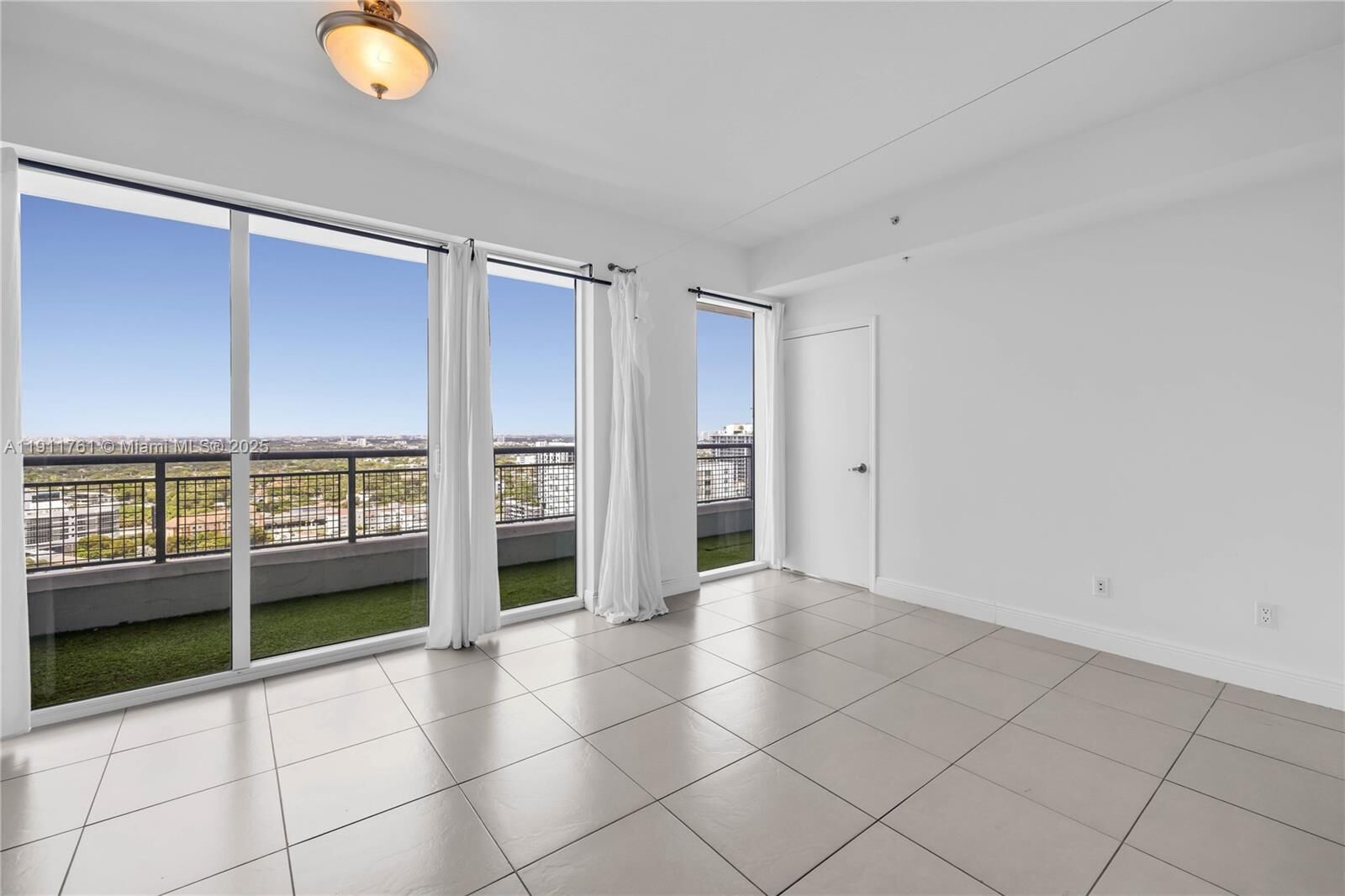 Property Photo:  60 SW 13th St 2119  FL 33130 