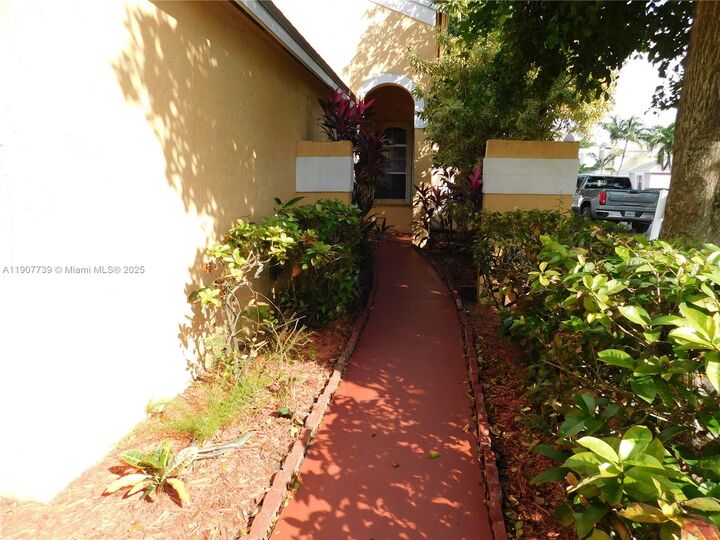 Property Photo:  2851 W River Run Cir W 2851  FL 33025 