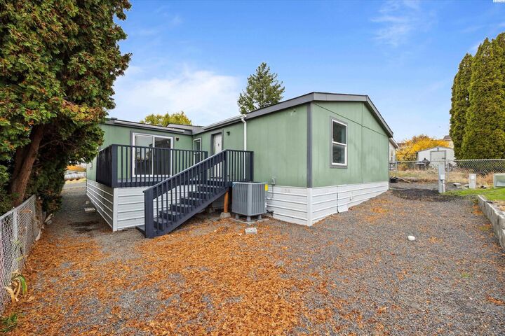 Property Photo: 302 Tumbleweed Ct WA 99353