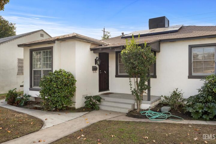Property Photo:  3007 Truxtun Avenue  CA 93301 