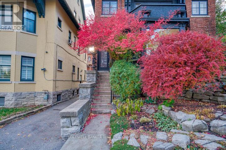 Photo de la propriété: 8 1/2 Range Road ON K1N 8J3