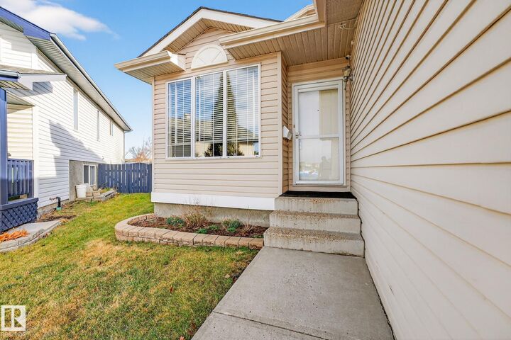 Photo de la propriété:  8304 170 Avenue NW  AB T5Z 3G8 