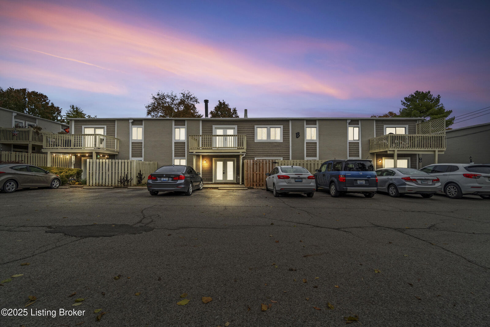 Property Photo:  1935 Gardiner Ln Apt B27  KY 40205 