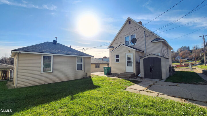 Property Photo: 510 3rd Avenue NW ND 58554