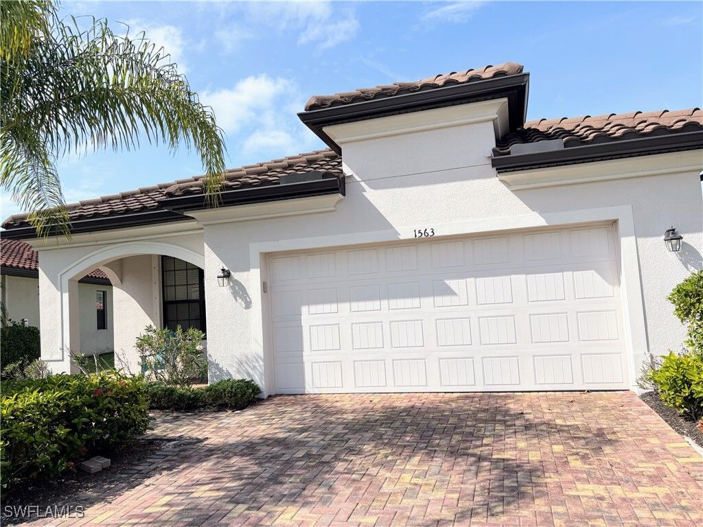 Property Photo: 1563 Parnell Court FL 34113