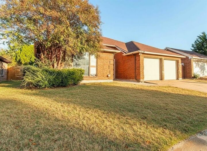 Property Photo: 6936 Cedar Knoll Drive TX 75236