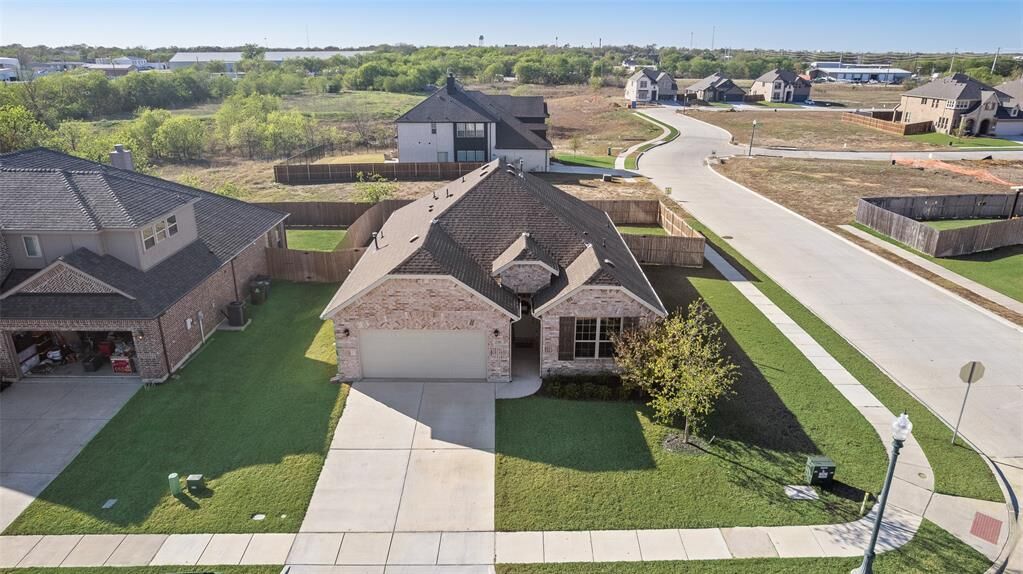 Property Photo: 136 Creekside Drive TX 76266