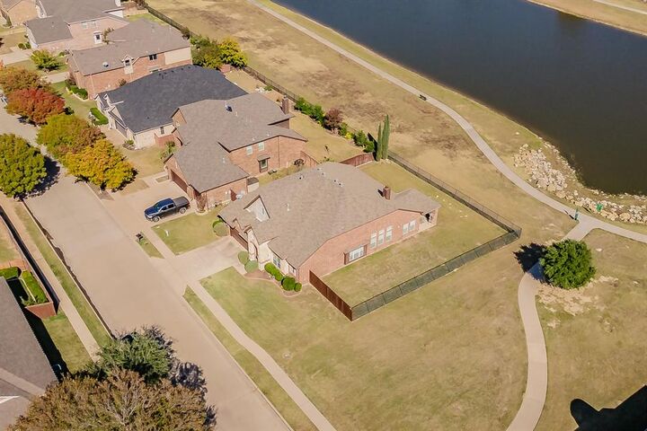 Property Photo: 8100 Laurel Oak Drive TX 76131
