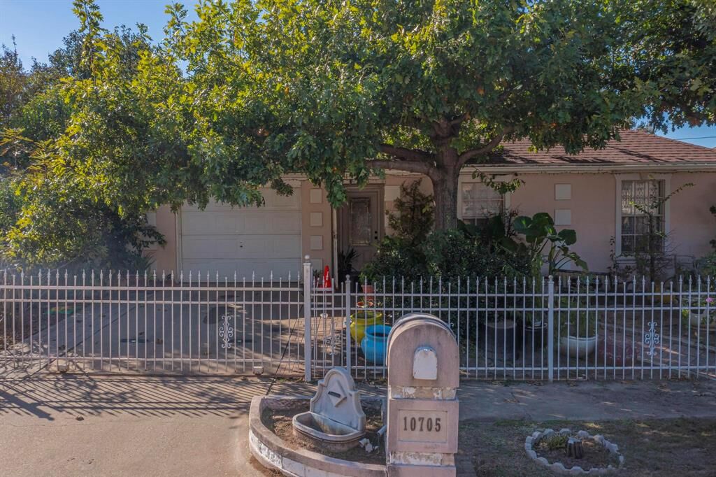 Property Photo: 10705 Kendall Square Drive TX 75217