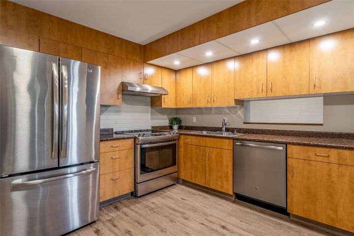 1915 Pacific Court 407  Kelowna BC V1Y 8B3 photo