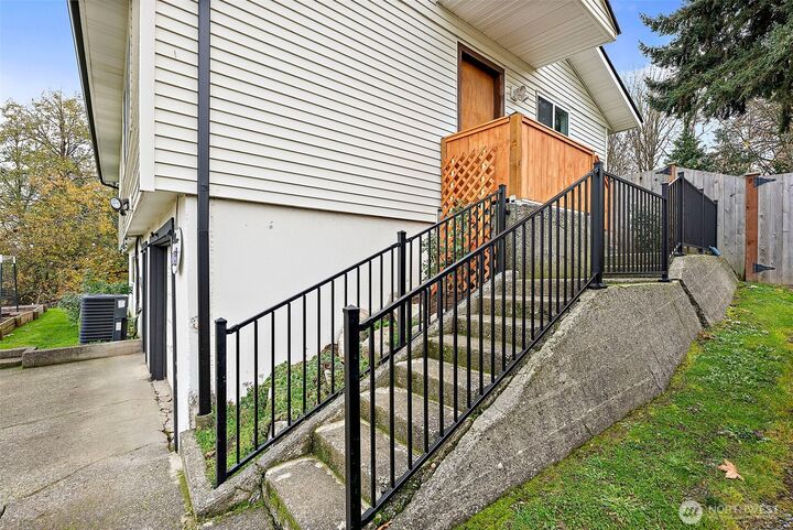 Property Photo:  1126  19th Avenue SW  WA 98371 