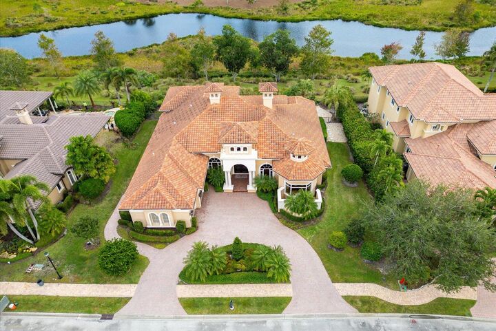 Property Photo: 124 SE Rio Casarano FL 34984