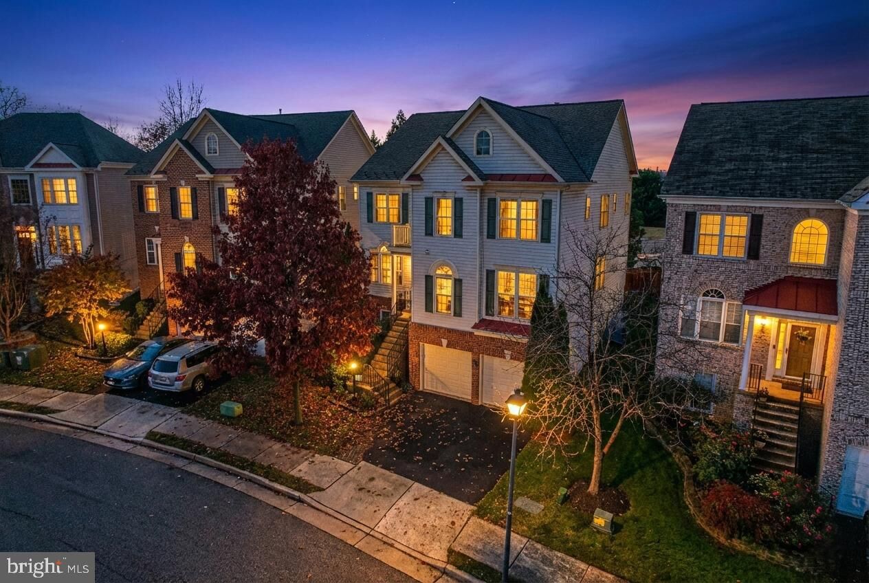 Property Photo:  7204 Lyndam Hill Circle  VA 22079 