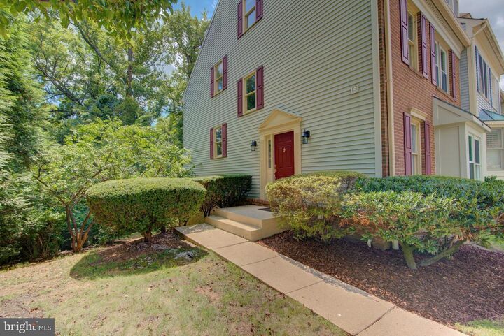 Property Photo: 7235 Worsley Way VA 22315