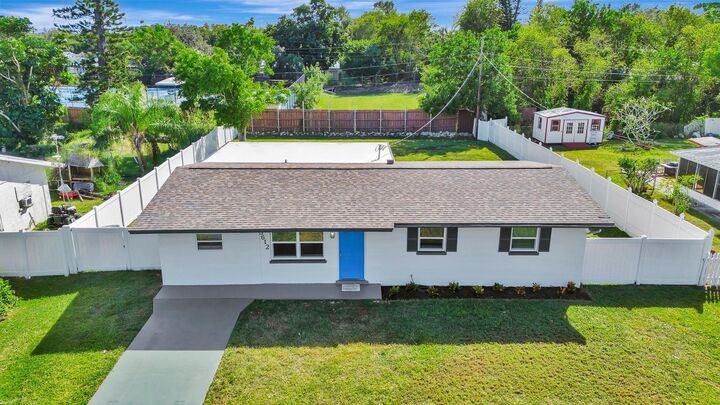 Property Photo: 3612 46th Ave Dr W FL 34210