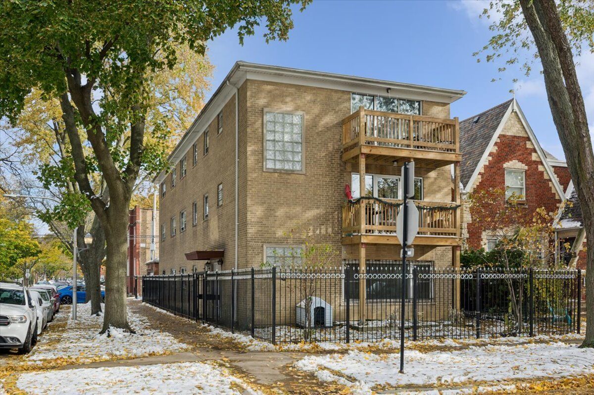 Property Photo:  2623 W Arthur Avenue 1  IL 60645 