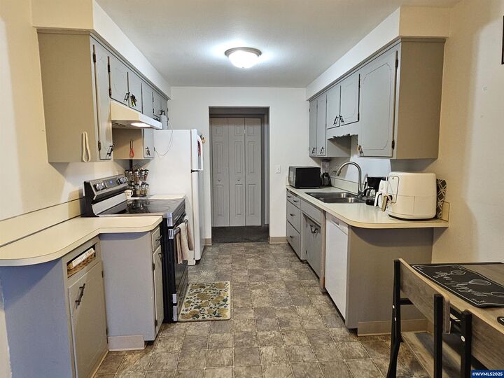 Property Photo:  1999 Columbus Pl SE  OR 97322 