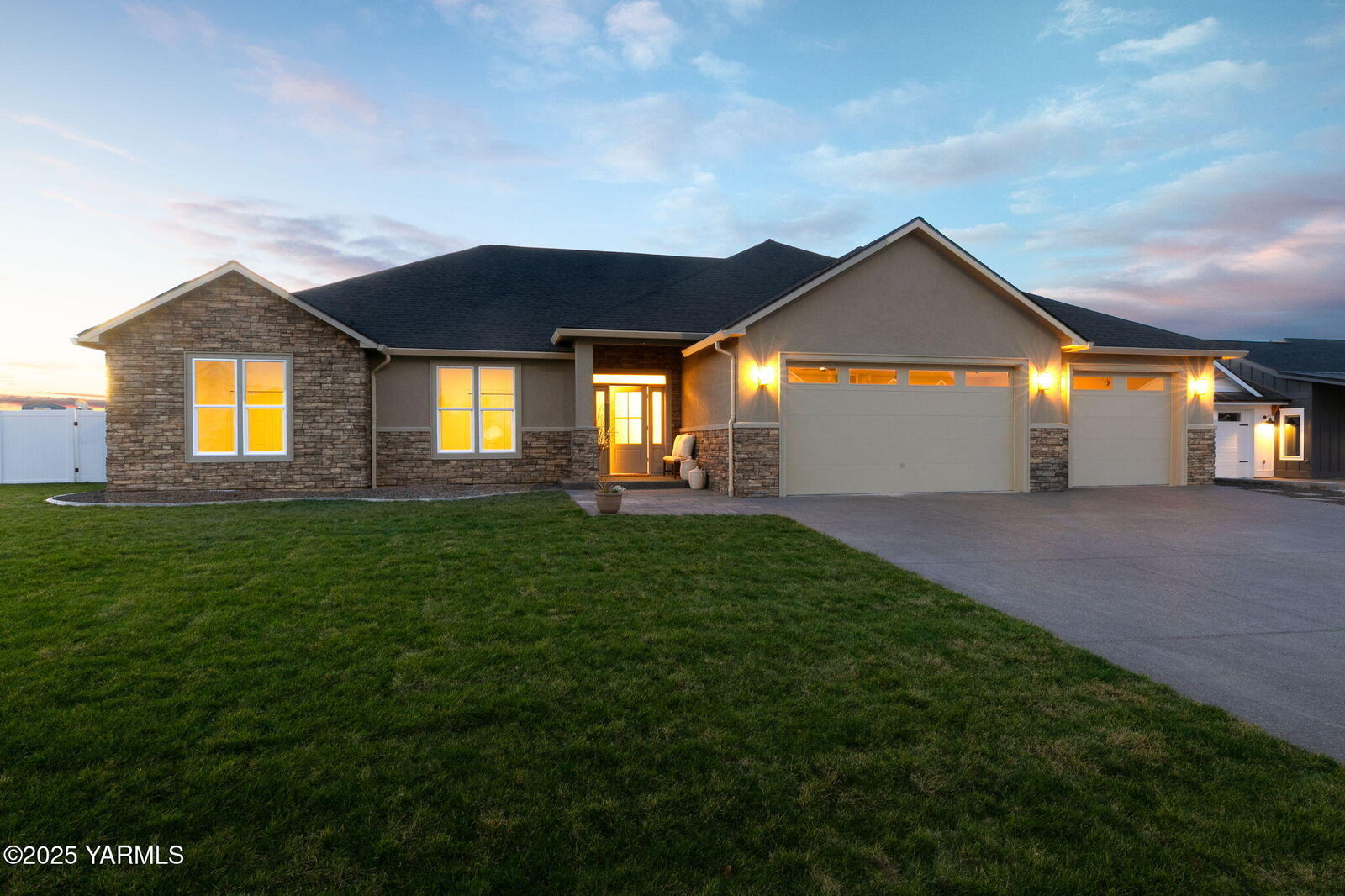 Property Photo:  2210 S 96th Ave  WA 98903 