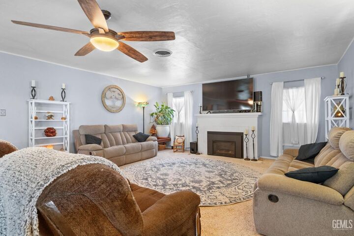 Property Photo: 3010 Elmwood Avenue CA 93305