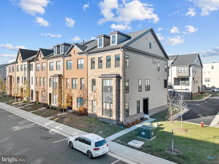 Property Photo:  22962 Sullivans Cove Square  VA 20148 