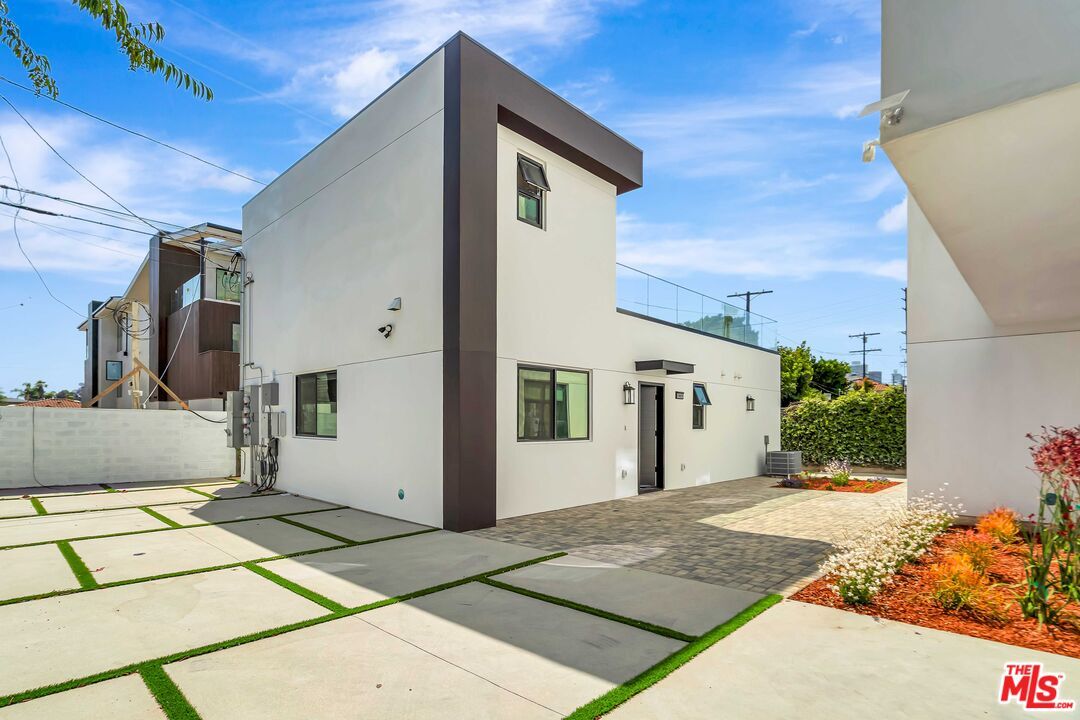 Property Photo:  1921 Federal Ave  CA 90025 