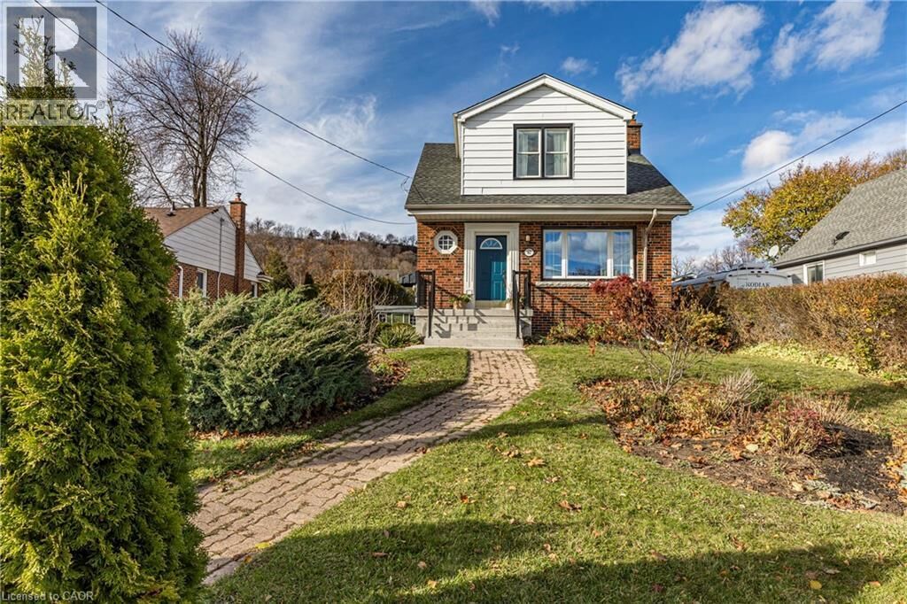 Photo de la propriété:  62 Cloverdale Avenue  ON L8K 4M1 
