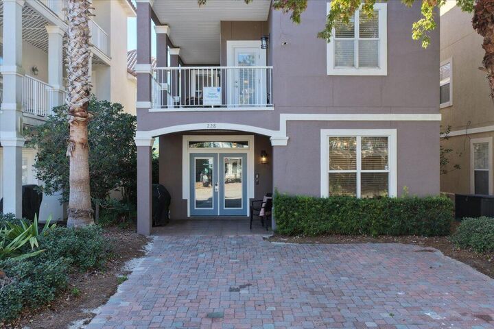 Property Photo: 228 Kono Way FL 32541