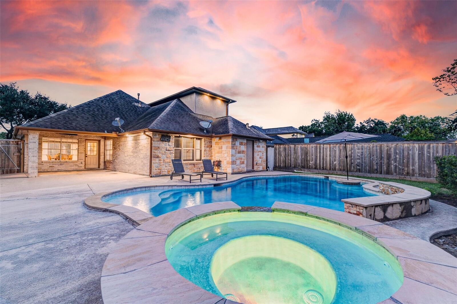 Property Photo:  402 Avenue H  TX 77587 