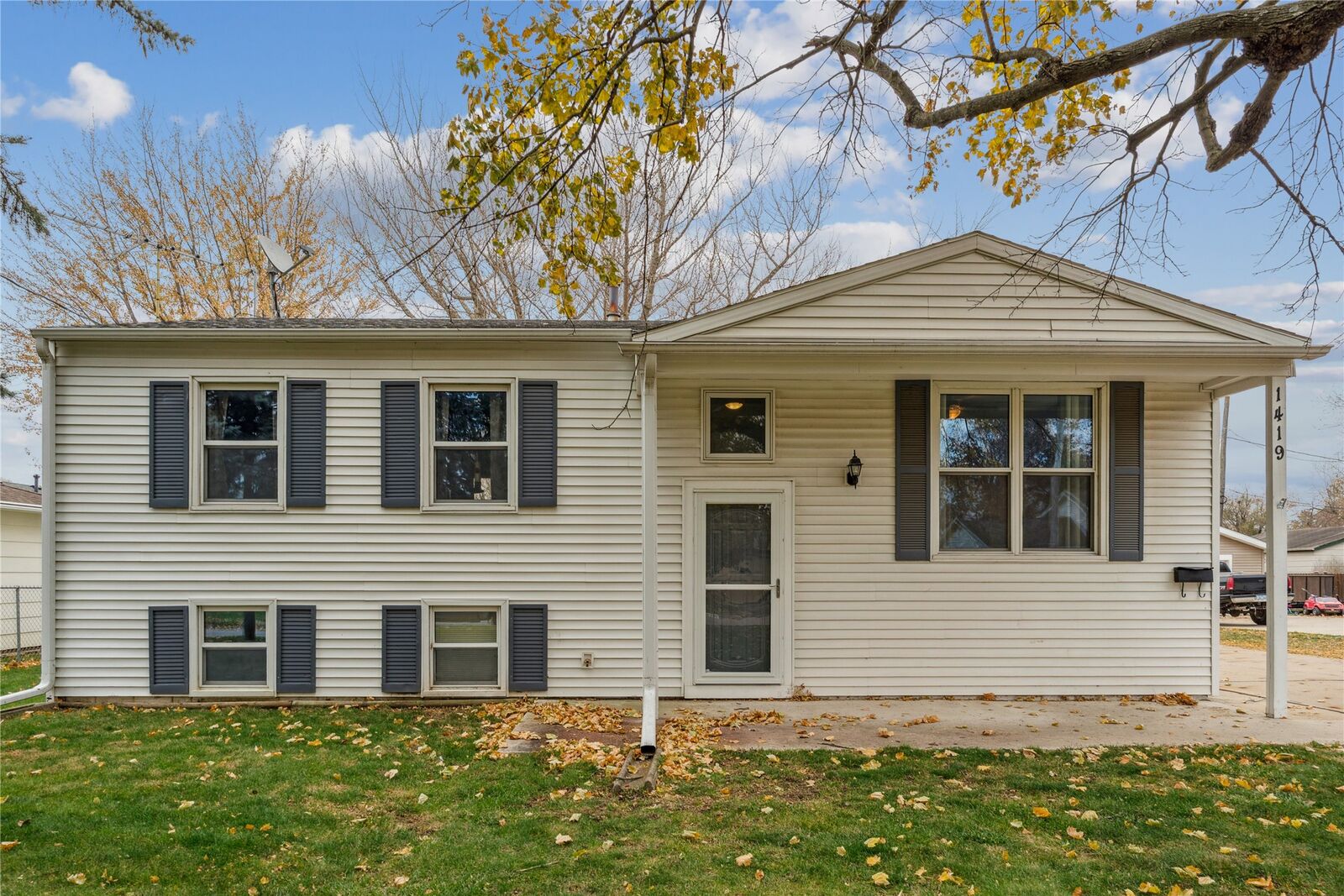 Property Photo:  1419 Hobert Street  IA 50138 