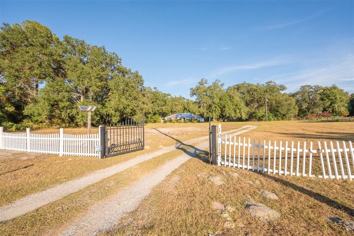 Property Photo: 10117 SW 170th Street FL 32618