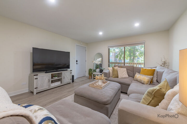 Property Photo:  6612 W 64th Place 2W  IL 60638 