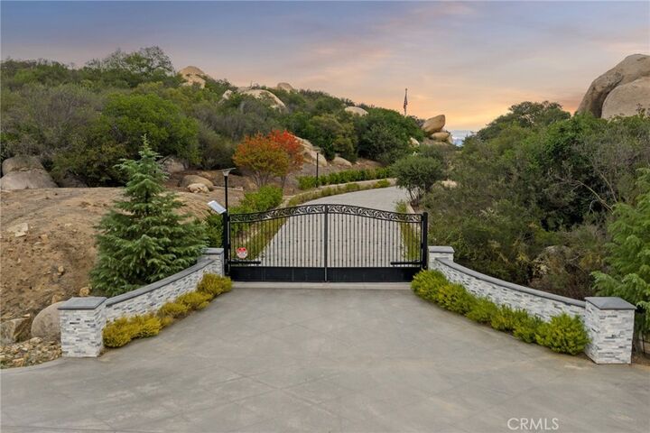 Property Photo:  41612 Avenida De Encanto  CA 92562 
