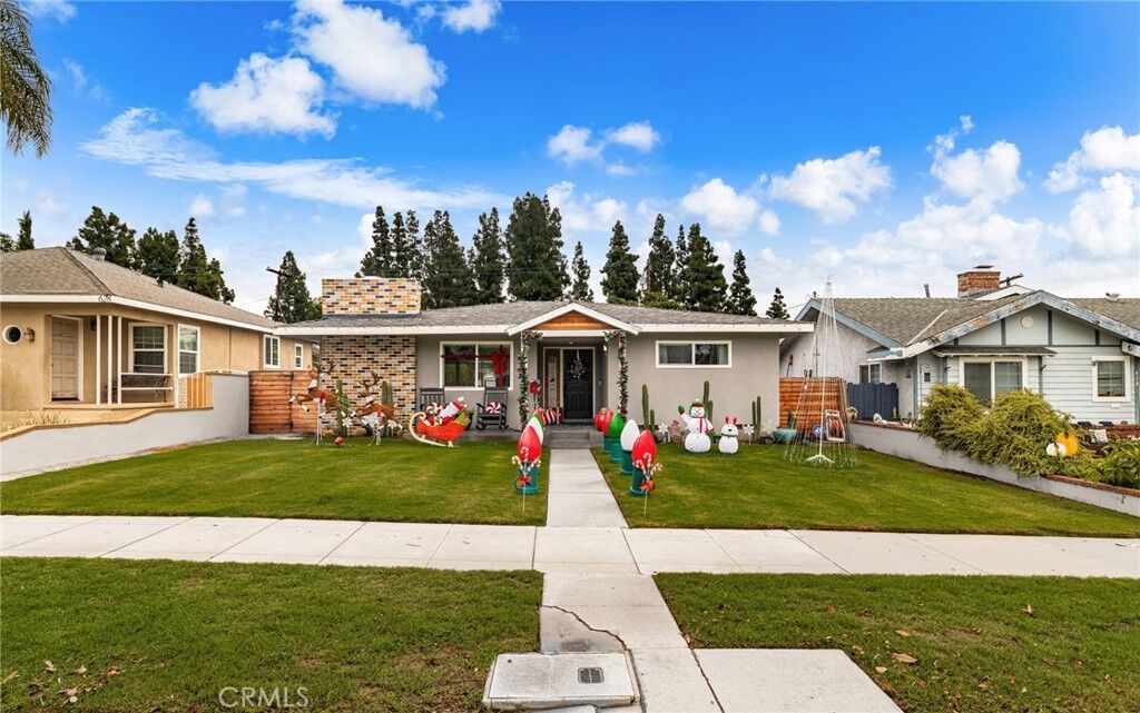 Property Photo:  624 N Walnut  CA 90631 