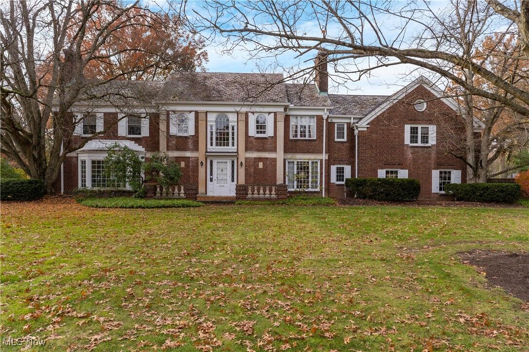 Property Photo:  391 Golf Drive NE  OH 44483 