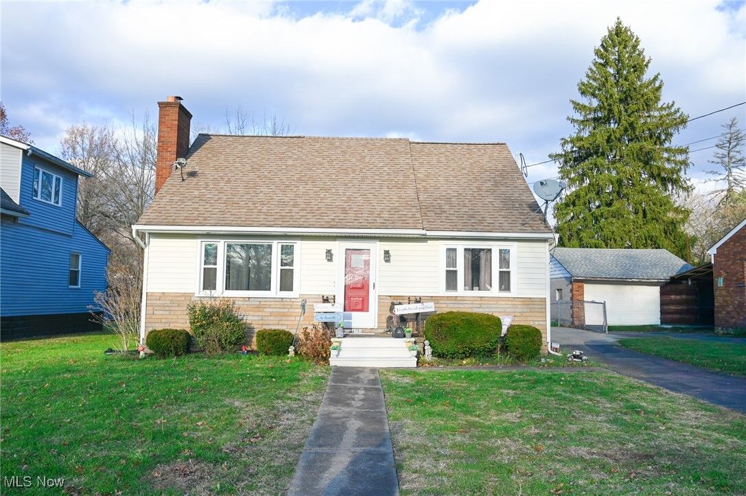 Property Photo:  1728 Parkman Road NW  OH 44485 