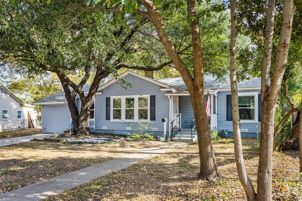 Property Photo:  145 Parkwood Avenue  TX 76013 